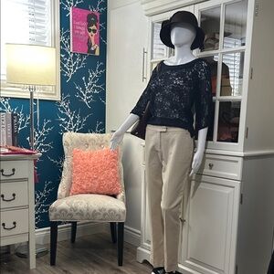 Beautiful, Chic Beige Cropped Pants in size 8